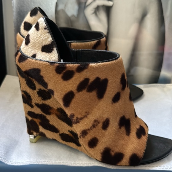 Alexander Wang Leopard Alla Peep-toe Wedges 37 7 Khloe Kardashian - Picture 2 of 8